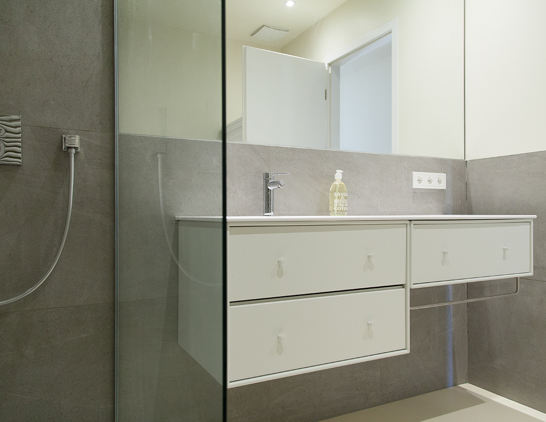 Waschbecken mit großem Spiegel in Bad mit elegantem Baddesign