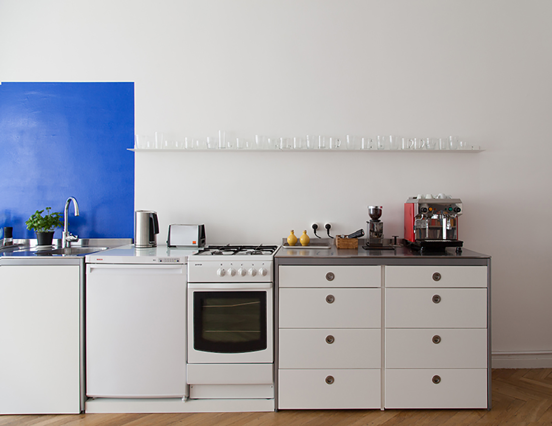 Küchenumbau mit weißer Küchenzeile und blauem Farbakzent