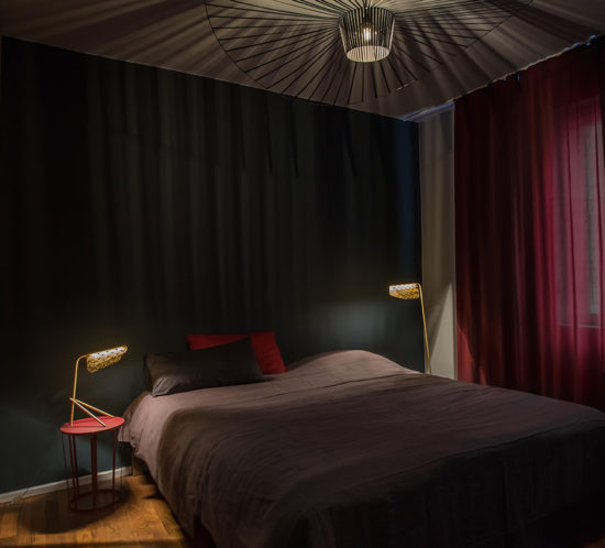 Elegantes Schlafzimmer mit Lichtplanung, Vertigo Lampe