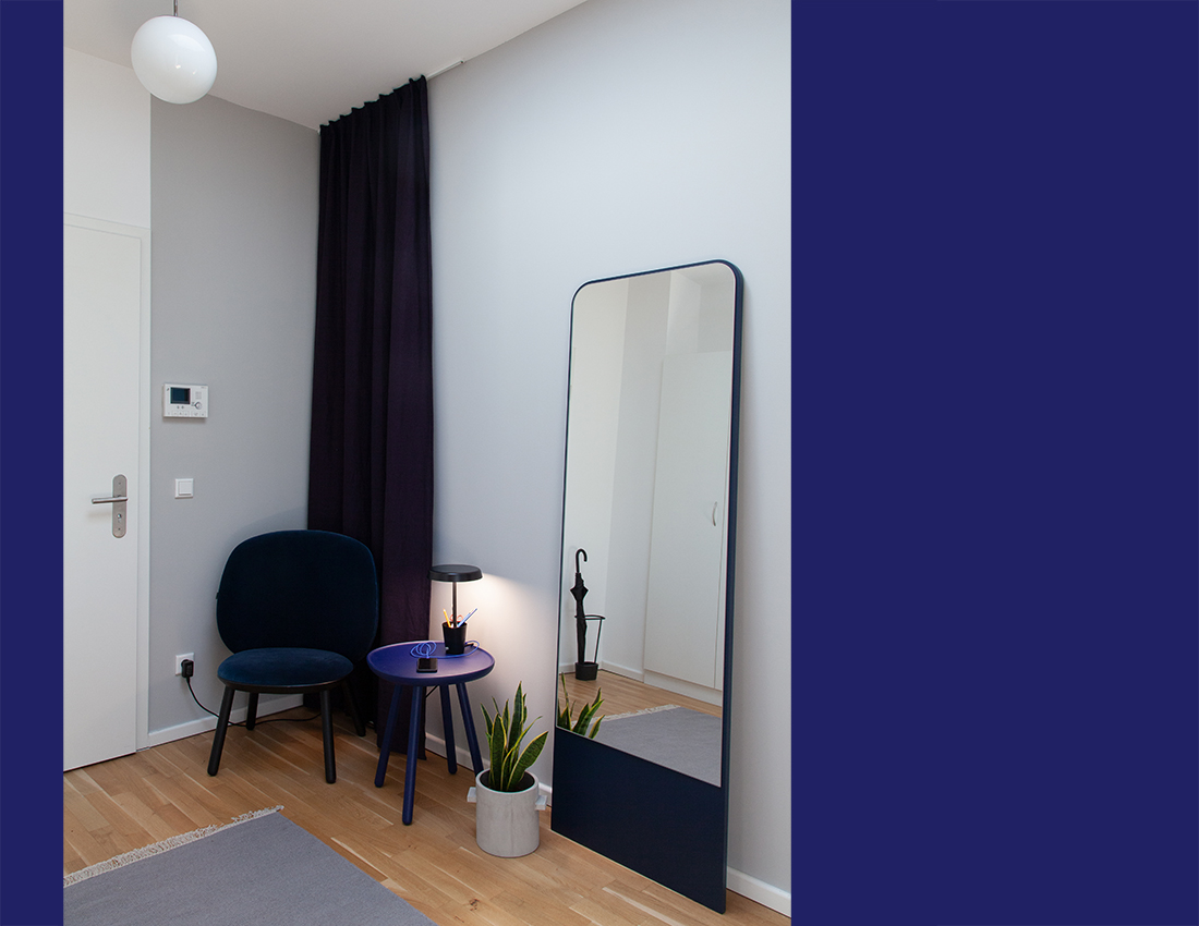 Neugestaltung einer Wohnung, Flur mit blauen Wänden und Spiegel